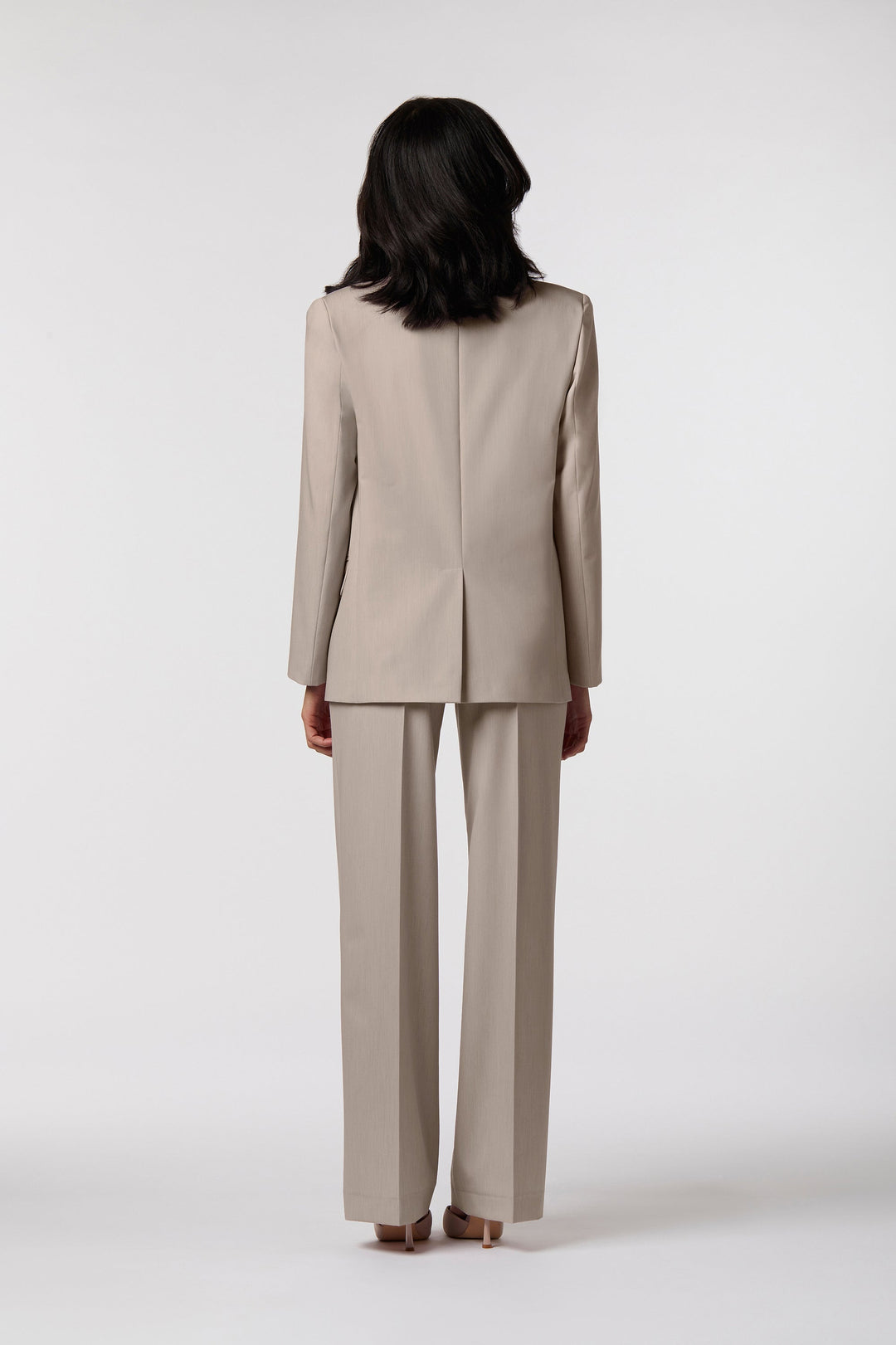 Tailleur Ostuni Oblise in crêpe fluido, colore tortora